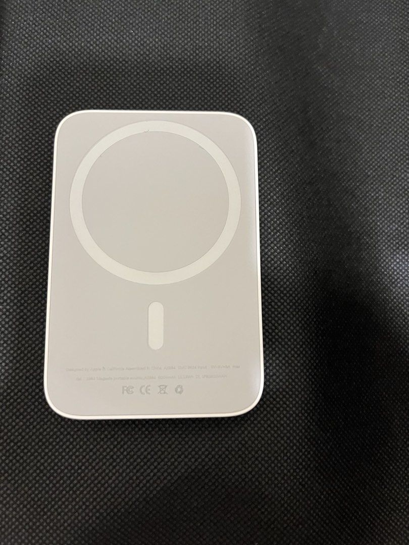 Magnetic power bank for iphone (Category: Batteries & Power Banks) located in Quezon City. Submitted by xanthine (Listing ID 1467873859, Image 1). Description: -Apple Magnetic power bank -brand new.