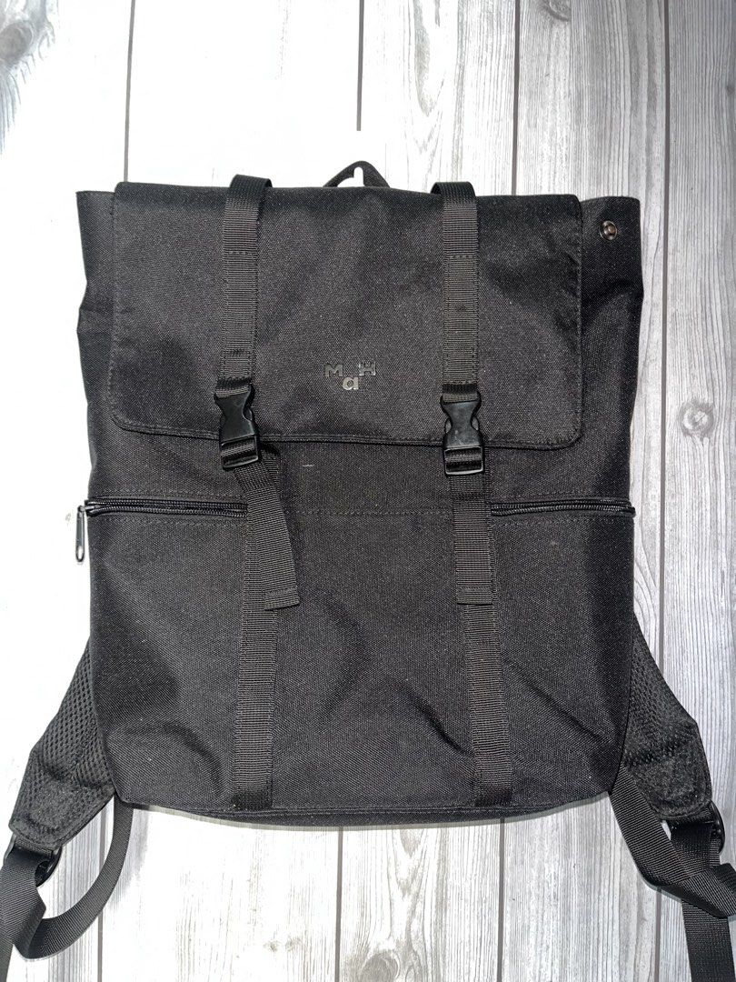 MAH 1982 SIRO BLACK BACKPACK (Category: Backpacks) located in Manila. Submitted by rbernadette_ (Listing ID 1467860528, Image 1). Description: Fit for 14 inch laptop/tablet/ipad Waterproof (proven and tested when I was still studying) Used thrice for thesis purposes. Not using it anymore (I graduated). No one will use it na so I'm decluttering it. There are no dirt, stains, and other flaws. It's like new. Can do both meet-ups and delivery via JnT