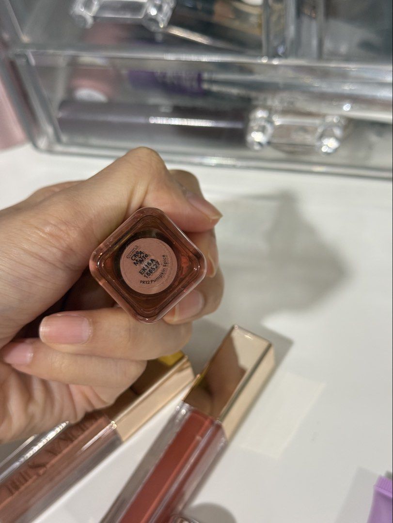 Makeup (Category: Makeup) located in Kuala Lumpur. Submitted by isn.nzr (Listing ID 1467942263, Image 3). Description: most of the item are 90% left. does not sell loose item. must buy combo . letgo coz does not suits me.
