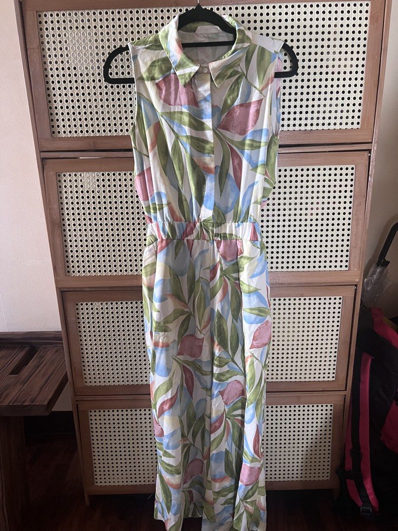 Mango Colorful Cutout Jumpsuit (Category: Jumpsuits) located in Mandaluyong City. Submitted by jillylilly (Listing ID 1467892841, Image 1). Description: For the conservative who loves a little something something at the back (there’s a cutout at the back). .