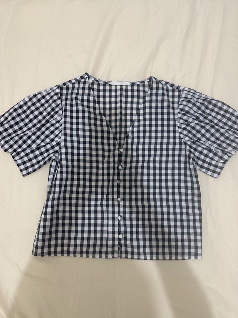 Mango gingham V-neck blouse (Category: Blouses) located in San Fernando. Submitted by reiss0 (Listing ID 1468021370, Image 1). Description: Hi! I’m trying to declutter clothes as I lost some weight –mostly large. MANGO Large gingham blouse Feel free to hmu if u want more photos. Thank you!.