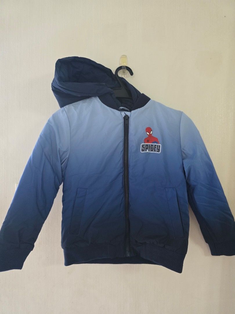 Marvel Spiderman Hooded Thick Jacket 7Y (Category: Babies & Kids Fashion) located in Las Pinas. Submitted by garieh (Listing ID 1467910163, Image 1). Description: Spider-Man jacket from C&A. Blue ombre design with zipper front and attached hood. Small Spidey patch on the chest and large "GO SPIDEY!" graphic printed on the back. Two front pockets. Inside label shows size 122cm, fits around 7 years old. Dark blue lining inside. Great outerwear piec