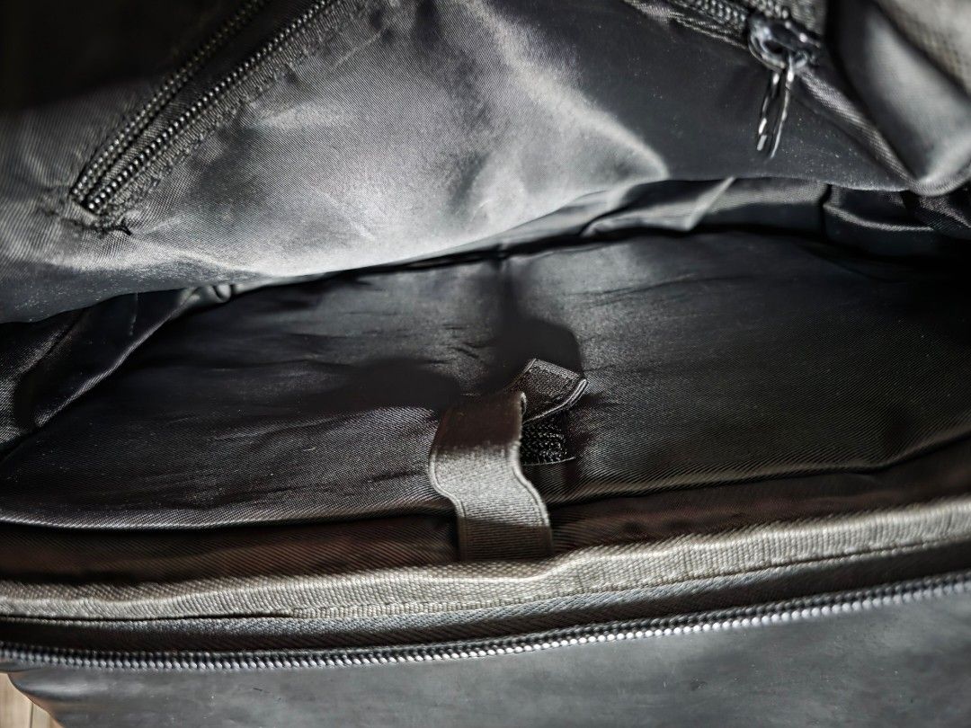 Mate Elan Waterproof Messenger Shoulder Bag (Category: Sling Bags) located in Quezon City. Submitted by thriftstershop (Listing ID 1467996331, Image 3). Description: Brand: Mate Elan Condition: Excellent Meet up: Trinoma or LRT 2 Anonas Shipping: LBC - Weekdays J&T - Weekends.