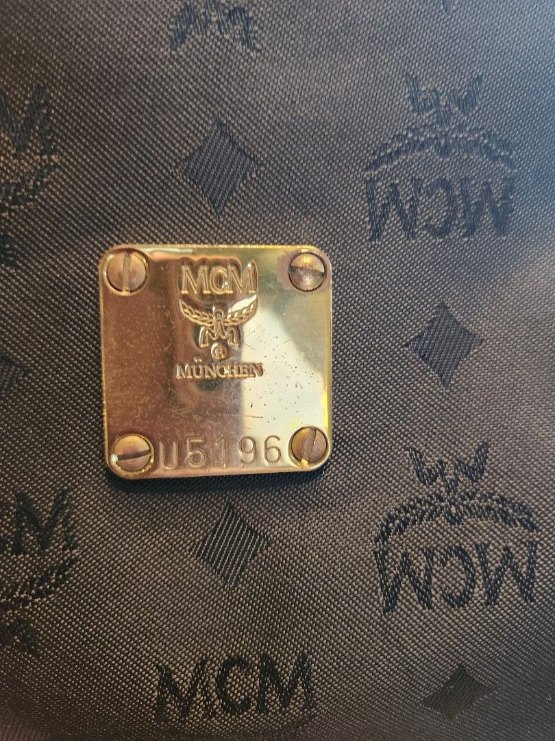 MCM tote bag (Category: Luxury Bags & Wallets) located in Santiago. Submitted by bgoldia (Listing ID 1467951835, Image 3). Description: pre owned tanggal isa chain pakabit niyo nalang tinambak ko na original MCM no dustbag.