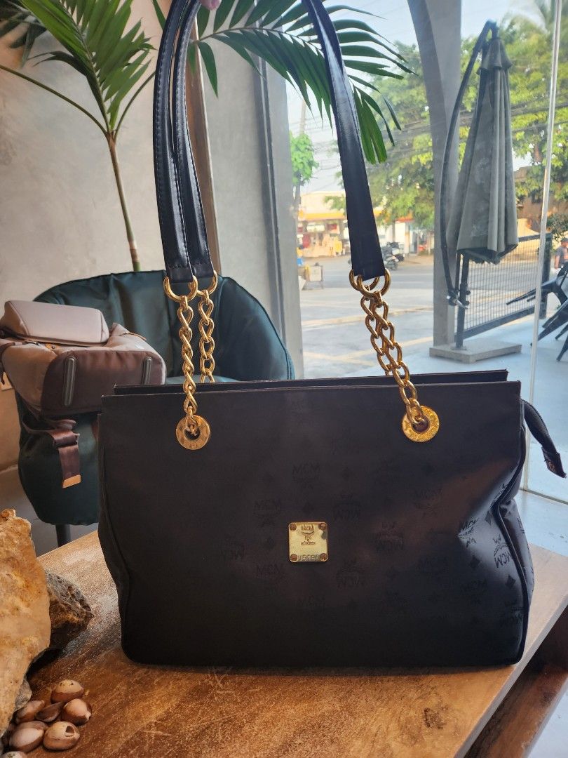 MCM tote bag (Category: Luxury Bags & Wallets) located in Santiago. Submitted by bgoldia (Listing ID 1467951835, Image 1). Description: pre owned tanggal isa chain pakabit niyo nalang tinambak ko na original MCM no dustbag.