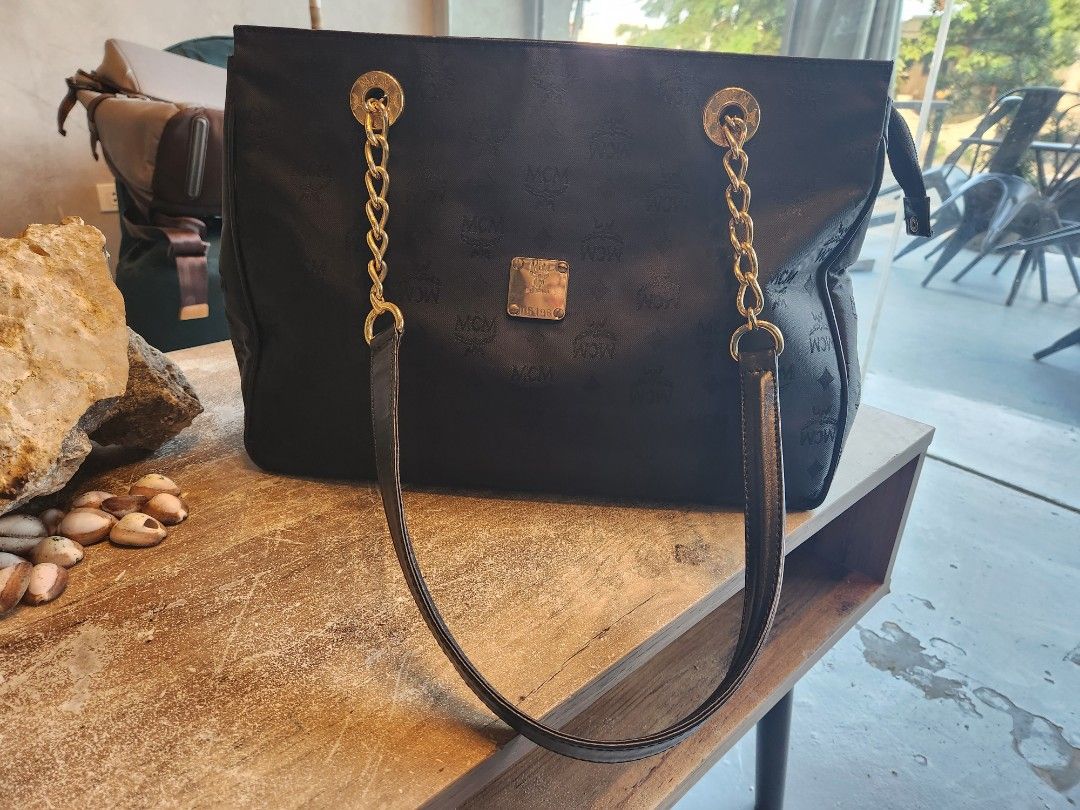 MCM tote bag (Category: Luxury Bags & Wallets) located in Santiago. Submitted by bgoldia (Listing ID 1467951835, Image 2). Description: pre owned tanggal isa chain pakabit niyo nalang tinambak ko na original MCM no dustbag.