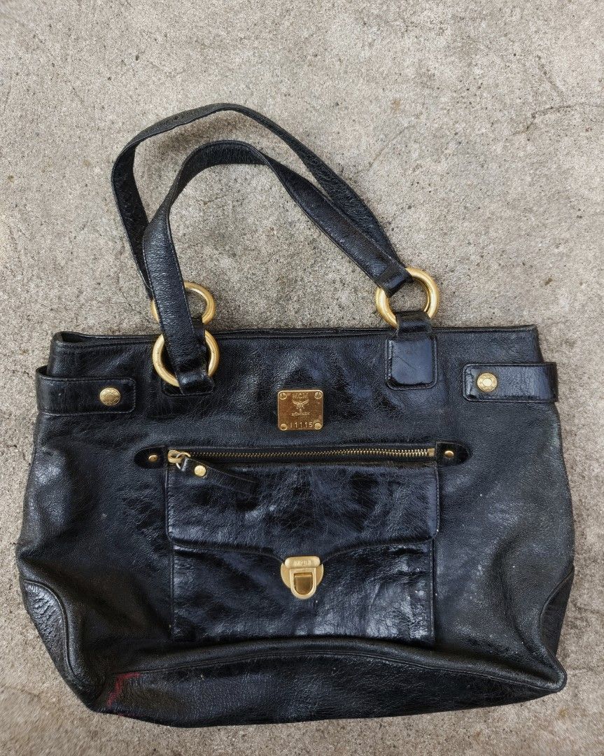 MCM vintage bag (Category: Luxury Bags & Wallets) located in Santa Cruz. Submitted by lesterpogs30 (Listing ID 1467941585, Image 1). Description: MCM shoulder bag Mcm vintage black leather excellent condition.