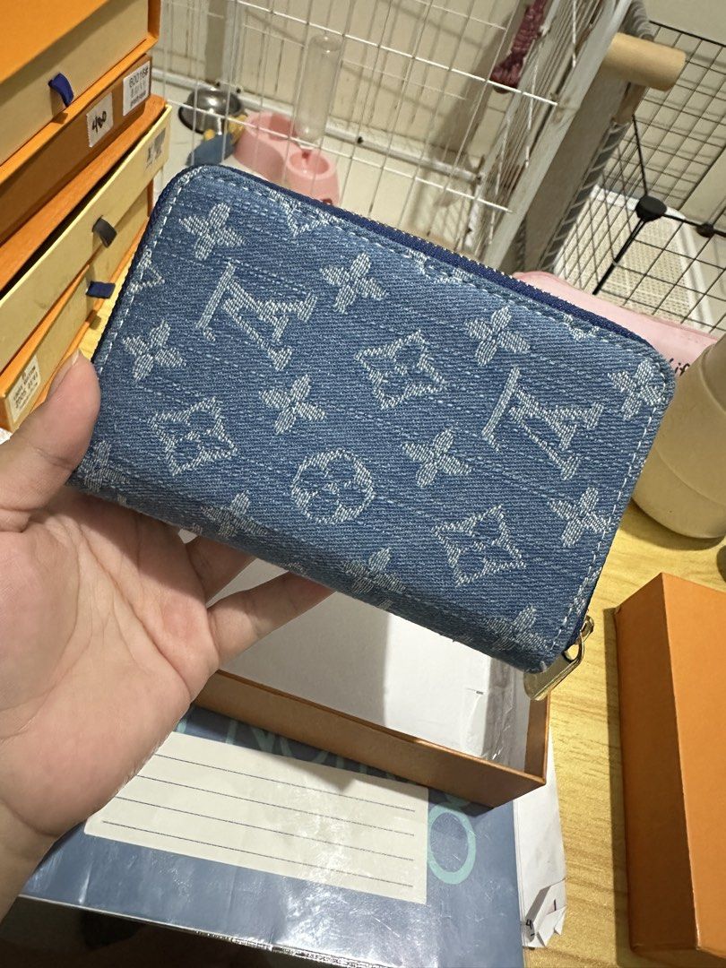 Medium Wallet (Category: Wallets & Card holders) located in Binmaley. Submitted by amayscollections (Listing ID 1467909627, Image 2). Description: On Sale Coded Lv Pure Denim Medium Size wallet with box and dustbag for only: ₱399+sf payment first ₱469+sf cash on delivery We ship nationwide 🚚.