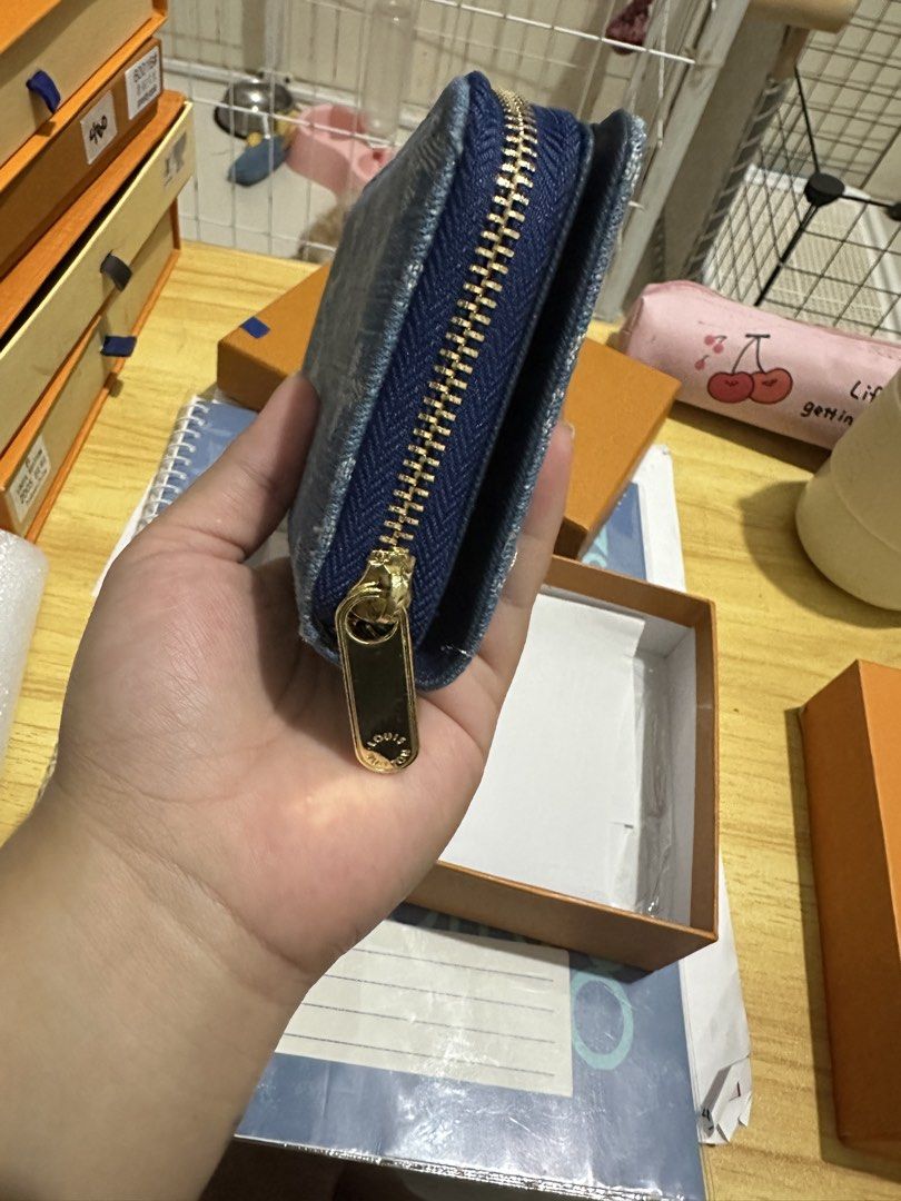Medium Wallet (Category: Wallets & Card holders) located in Binmaley. Submitted by amayscollections (Listing ID 1467909627, Image 3). Description: On Sale Coded Lv Pure Denim Medium Size wallet with box and dustbag for only: ₱399+sf payment first ₱469+sf cash on delivery We ship nationwide 🚚.