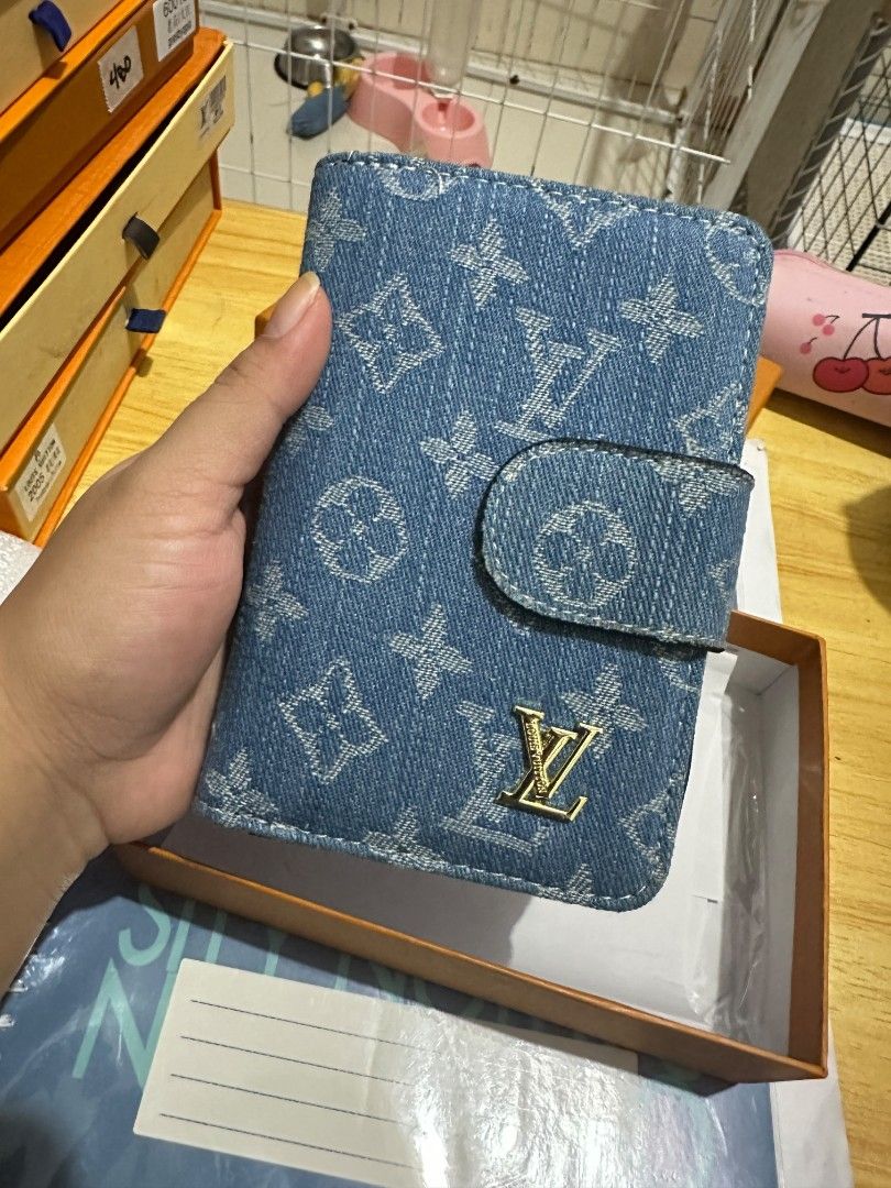 Medium Wallet (Category: Wallets & Card holders) located in Binmaley. Submitted by amayscollections2 (Listing ID 1467910639, Image 1). Description: On Sale Coded Lv Pure Denim Medium Size wallet with box and dustbag for only: ₱399+sf payment first ₱469+sf cash on delivery We ship nationwide 🚚.