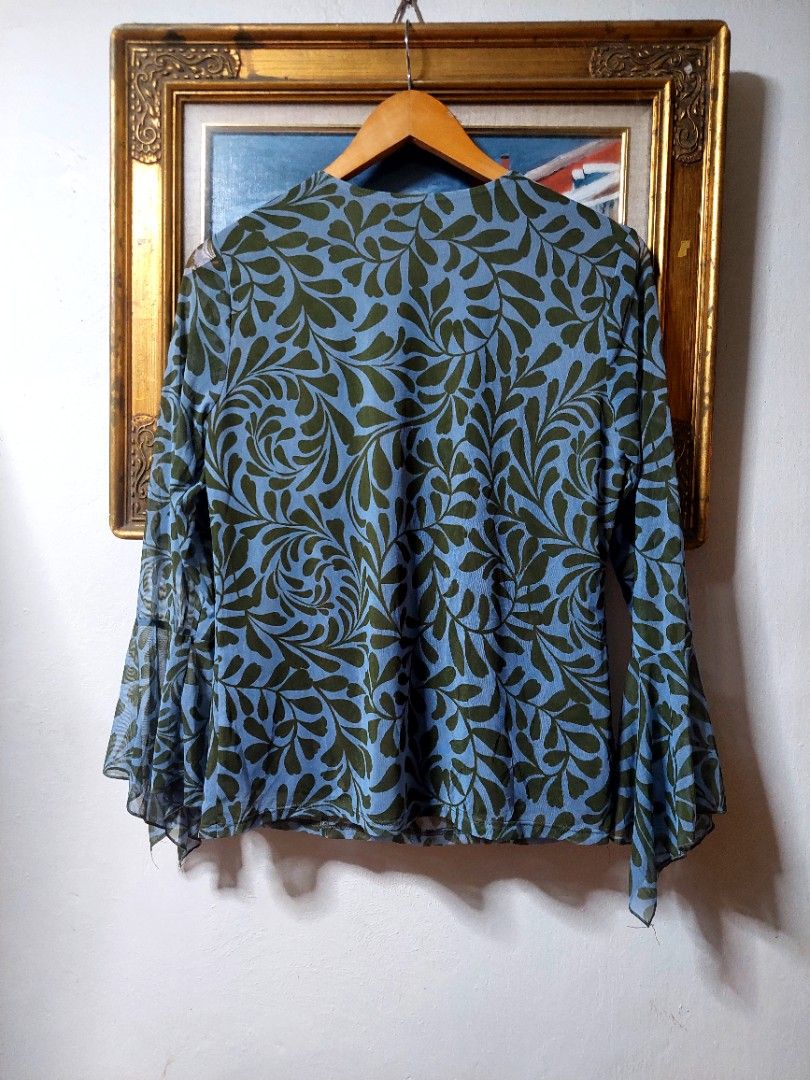 Melanie lyne ruffled top (Category: Coats, Jackets and Outerwear) located in Santa Rosa. Submitted by roycerocus (Listing ID 1467845801, Image 2). Description: size small ruffled blouse no issue looks new.