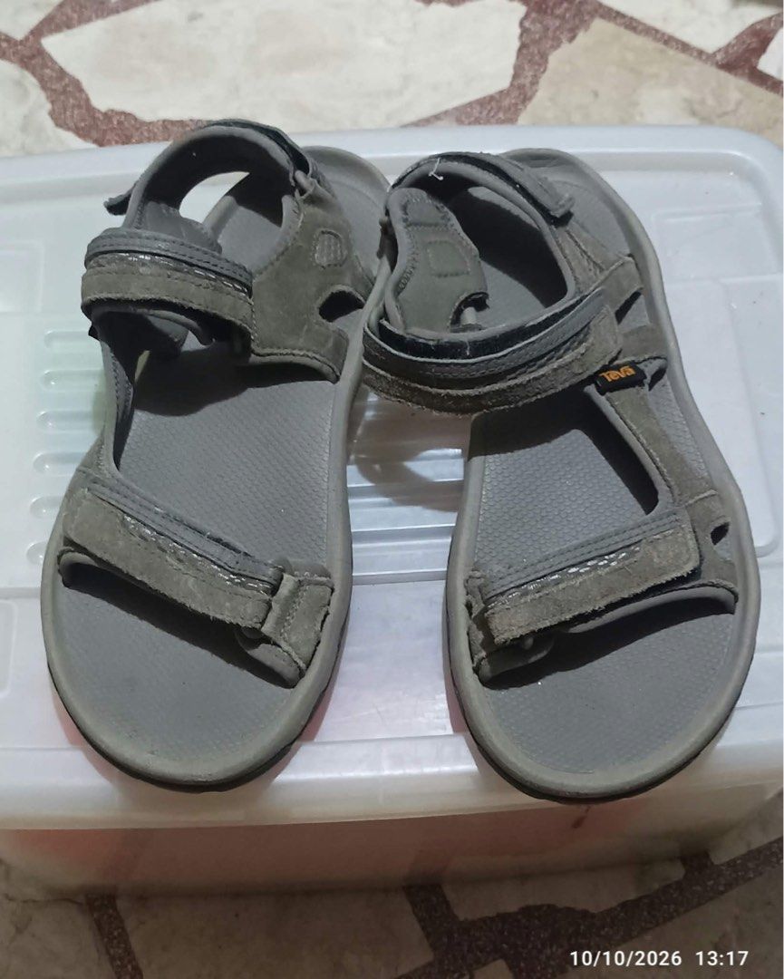 Men’s Outdoor/Hiking Sandals (Category: Slippers & Slides) located in Taytay. Submitted by crisha14344 (Listing ID 1467890822, Image 1). Description: Suede/Leather-Style Straps May tawad pa naman Naka-stock Kc Wala namang nagsusuot na, super laki. RFS: Oversized Size 11 Decluttering .