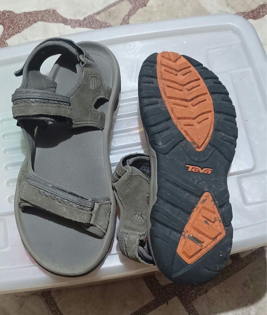 Men’s Outdoor/Hiking Sandals (Category: Slippers & Slides) located in Taytay. Submitted by crisha14344 (Listing ID 1467890822, Image 3). Description: Suede/Leather-Style Straps May tawad pa naman Naka-stock Kc Wala namang nagsusuot na, super laki. RFS: Oversized Size 11 Decluttering .