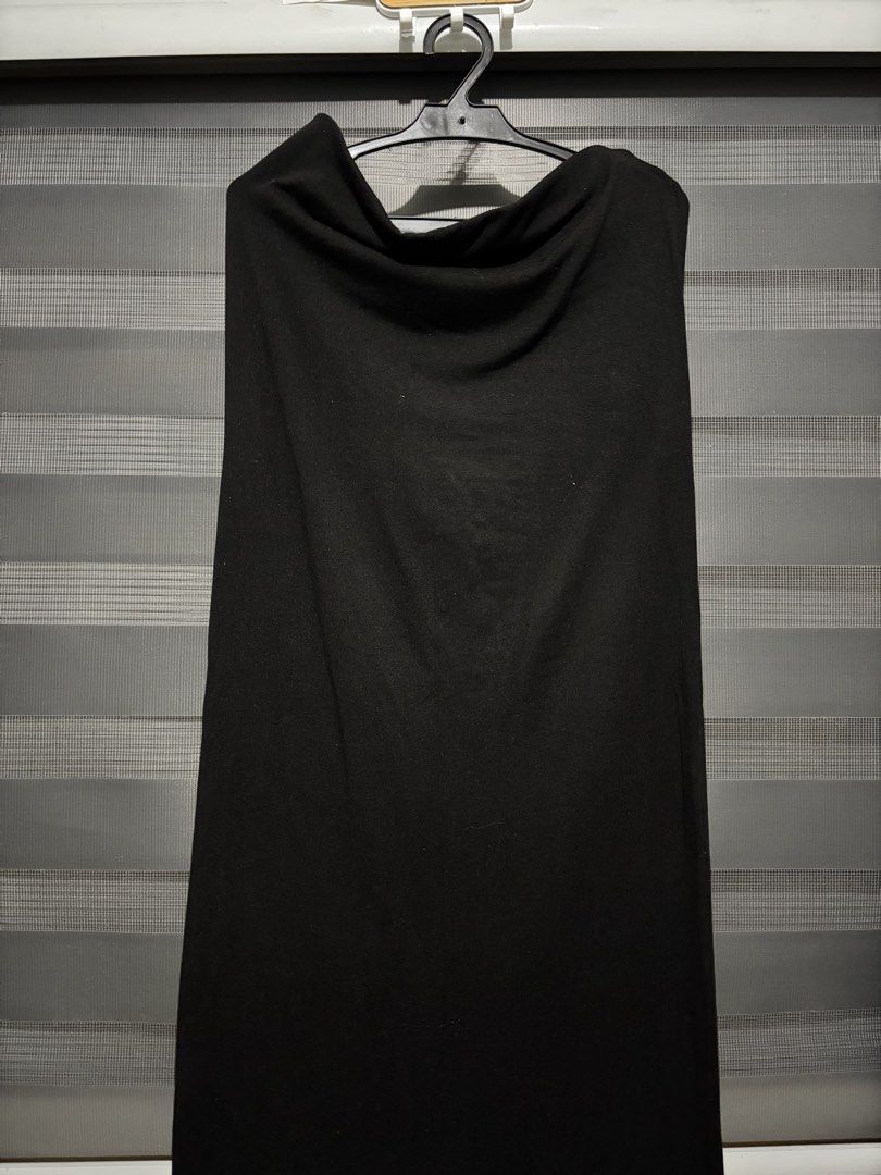 mera black long skirt (Category: Skirts) located in Manila. Submitted by iyahpreloved_ (Listing ID 1468018034, Image 1). Description: size M!.