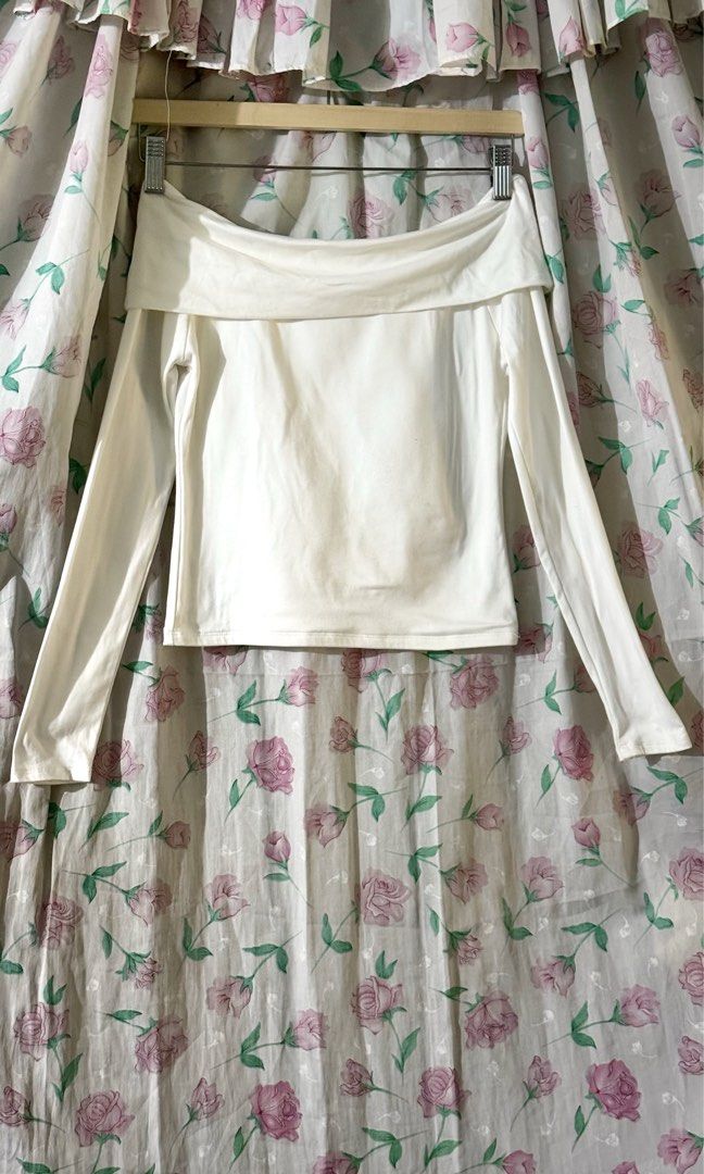 MERA Off-Shoulder Long Sleeve Top Size S (Category: Longsleeves) located in Calauan. Submitted by bellabells_thrifthings (Listing ID 1467995684, Image 1). Description: - Style: Off-shoulder top with long sleeves - Color: White - Size: S (Made in the Philippines) - Material: Soft, drapes nicely at the neckline - Condition: Clean, no obvious flaws.