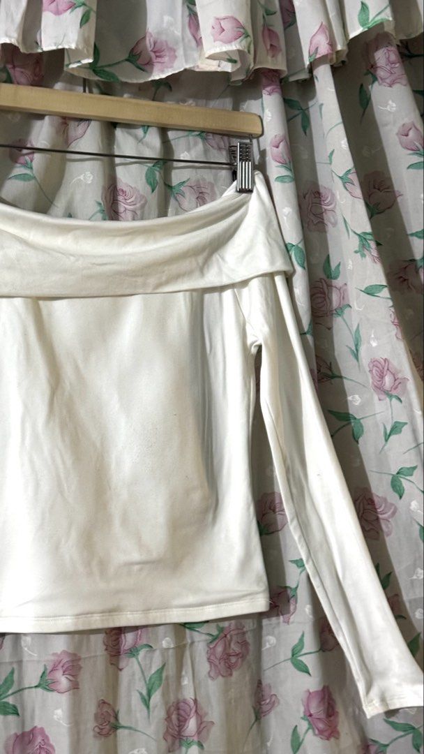 MERA Off-Shoulder Long Sleeve Top Size S (Category: Longsleeves) located in Calauan. Submitted by bellabells_thrifthings (Listing ID 1467995684, Image 2). Description: - Style: Off-shoulder top with long sleeves - Color: White - Size: S (Made in the Philippines) - Material: Soft, drapes nicely at the neckline - Condition: Clean, no obvious flaws.