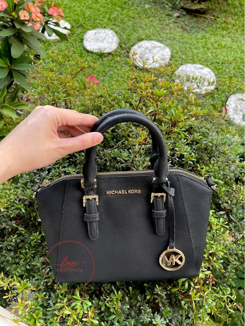 Michael Kors (Category: Cross-body Bags) located in Batangas. Submitted by lovecrishonna (Listing ID 1468032252, Image 2). Description: Decluterring Meet up Lipa Batangas Super good deal Free sf if for shipping.