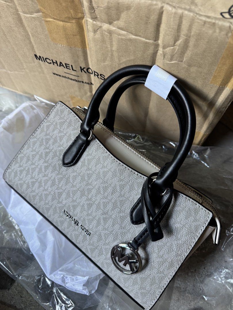Michael Kors Arden Small (Category: Shoulder Bags) located in Lamut. Submitted by arteepreloved (Listing ID 1467962793, Image 1). Description: .