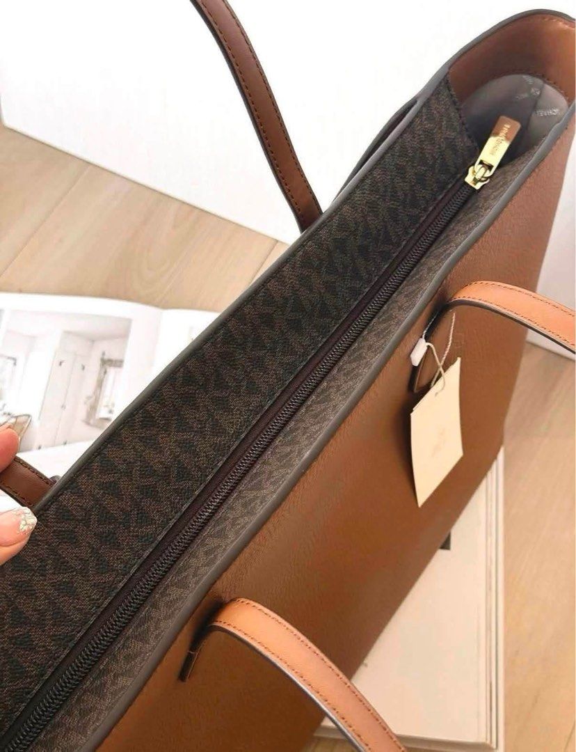 Michael Kors Arden Totebag (Category: Tote Bags) located in Tarlac. Submitted by twin8dresserr (Listing ID 1468051851, Image 2). Description: Onhand Pinas ✅ 𝐌𝐢𝐜𝐡𝐚𝐞𝐥 𝐊𝐨𝐫𝐬 𝐀𝐫𝐝𝐞𝐧 𝐋𝐚𝐫𝐠𝐞 𝐓𝐨𝐭𝐞 𝐁𝐚𝐠 Can fit laptop and folders inside - 100% leather - Gold-tone hardware - 18”W X 10.5”H X 5”D - Handle drop: 11” - Exterior details: front slip pocket - Interior details: back zip pocket P8,295.