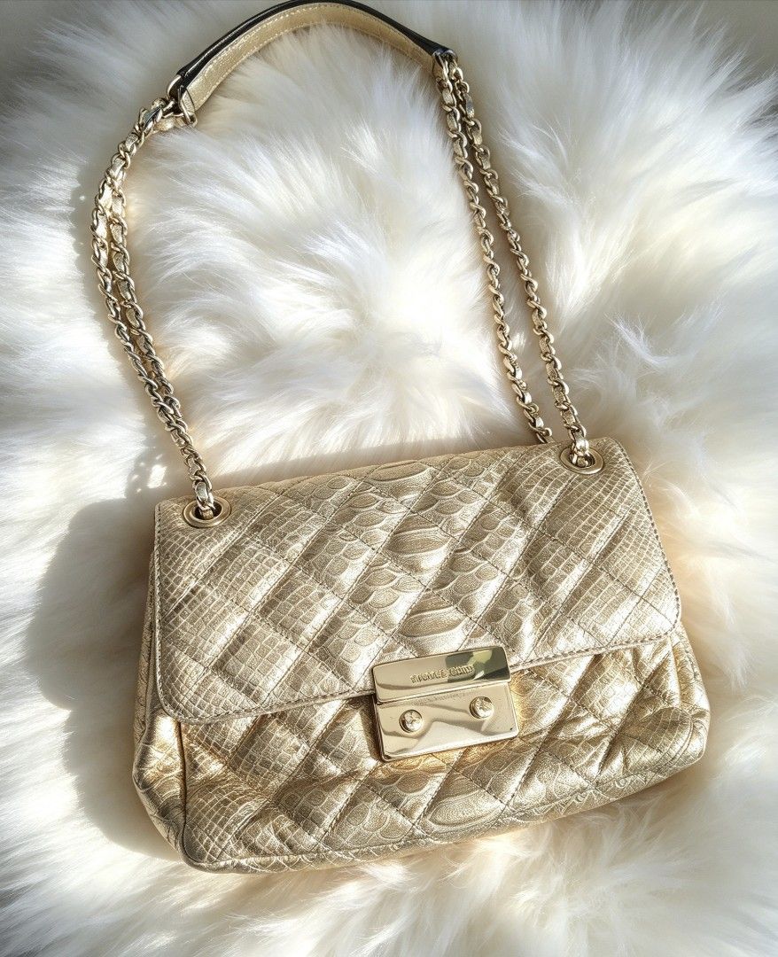 Michael kors bag (Category: Cross-body Bags) located in Iloilo. Submitted by khonz (Listing ID 1467857175, Image 1). Description: no flaw💯.