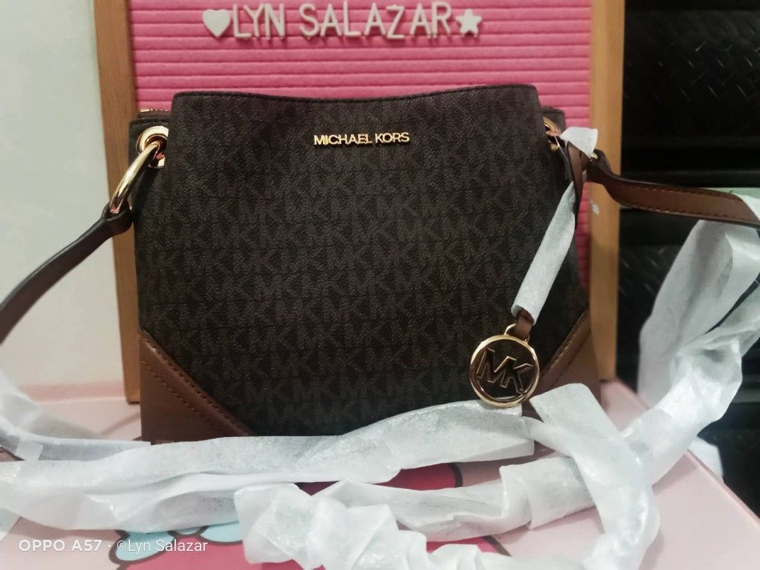 Michael Kors bag (Category: Cross-body Bags) located in Manila. Submitted by kawaiiSan (Listing ID 1467938995, Image 1). Description: .