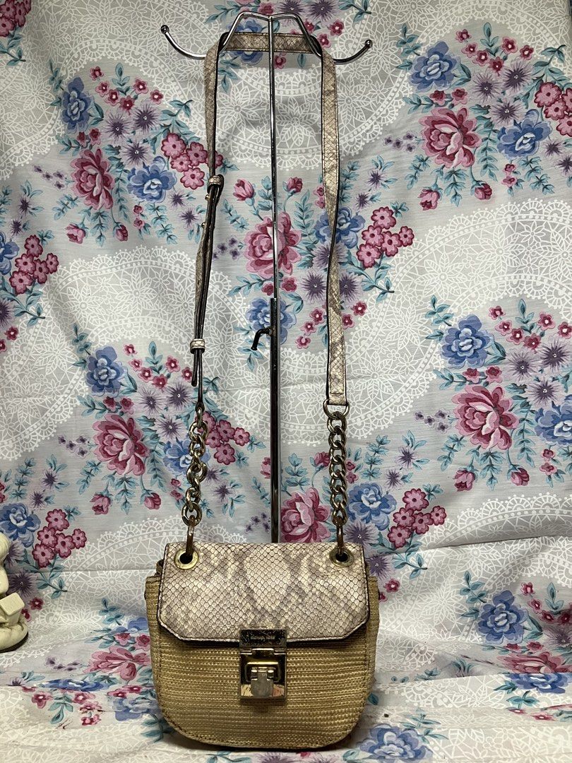 MICHAEL KORS CECELIA SMALL CROSSBODY BAG (Category: Cross-body Bags) located in General Mariano Alvarez. Submitted by adonid (Listing ID 1467850263, Image 1). Description: MICHAEL KORS CECELIA SMALL CROSSBODY BAG GOOD CONDITION NORMAL SIGN OF USAGE ONLY .