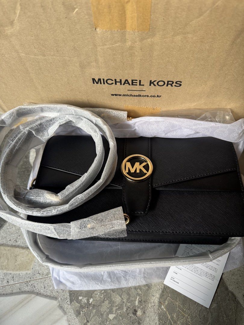 Michael Kors Greenwich Medium (Category: Shoulder Bags) located in Lamut. Submitted by arteepreloved (Listing ID 1467963186, Image 1). Description: .