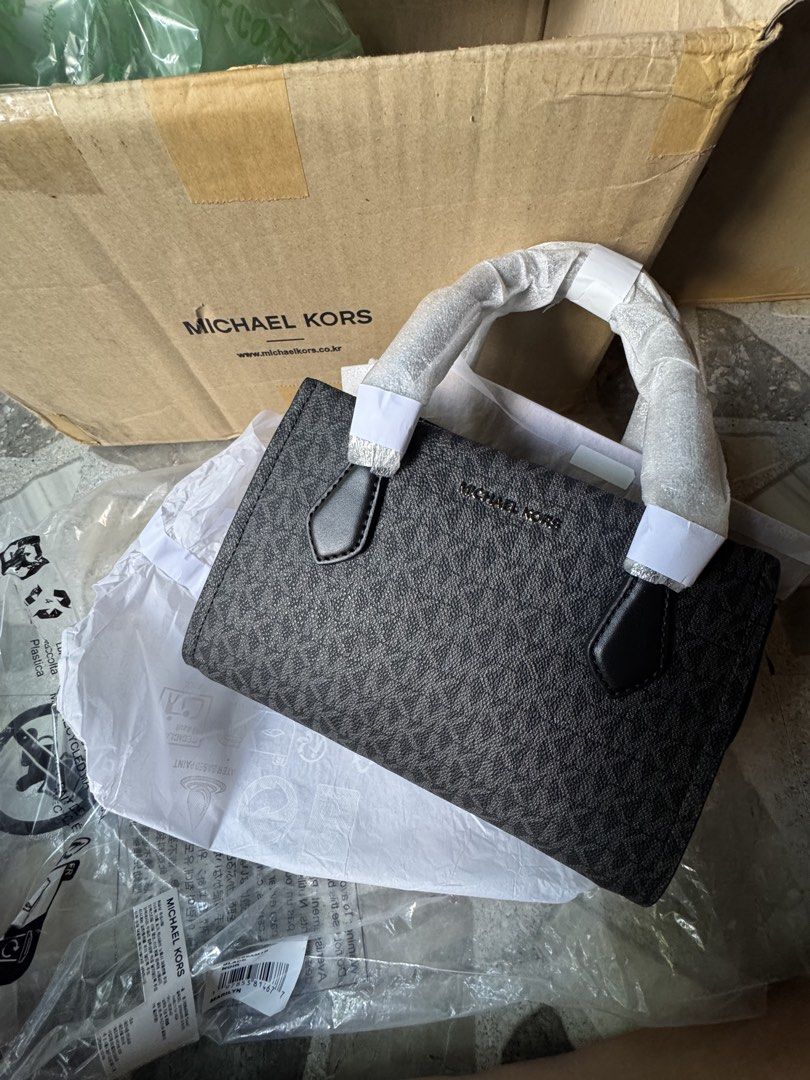 Michael Kors Marilyn Small (Category: Shoulder Bags) located in Lamut. Submitted by arteepreloved (Listing ID 1467962597, Image 1). Description: .