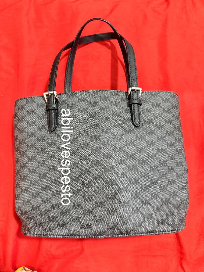 Michael Kors Medium Pocket Multi-Function Tote (Category: Luxury Bags & Wallets) located in Quezon City. Submitted by abipdejarme (Listing ID 1467929166, Image 3). Description: .