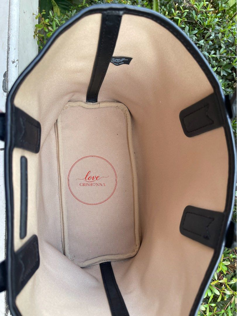 Michael Kors Monogram Tote Bag Grey Black (Category: Tote Bags) located in Batangas. Submitted by lovecrishonna (Listing ID 1468032906, Image 2). Description: Almost new Never nagamit nakastore lang Decluttering Meet up Robinsons Lipa Batangas.