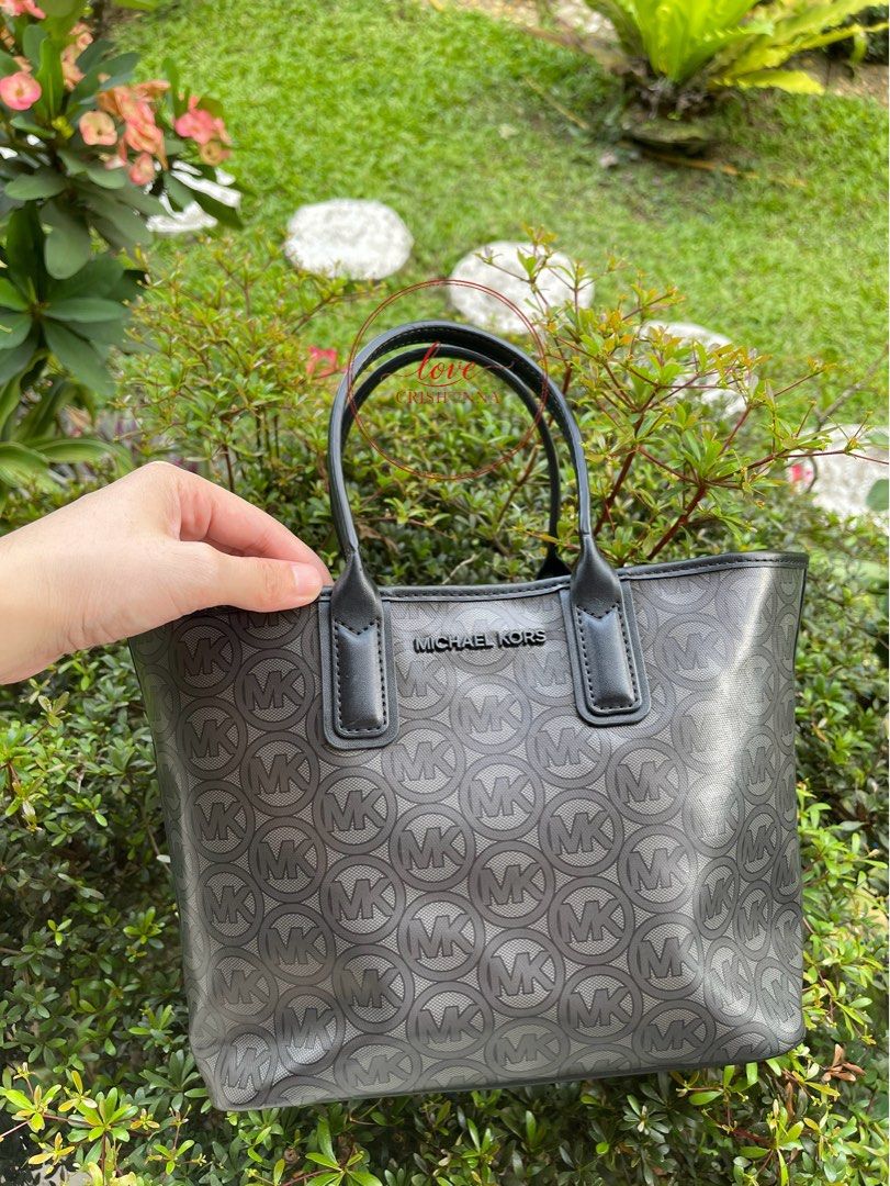Michael Kors Monogram Tote Bag Grey Black (Category: Tote Bags) located in Batangas. Submitted by lovecrishonna (Listing ID 1468032906, Image 1). Description: Almost new Never nagamit nakastore lang Decluttering Meet up Robinsons Lipa Batangas.