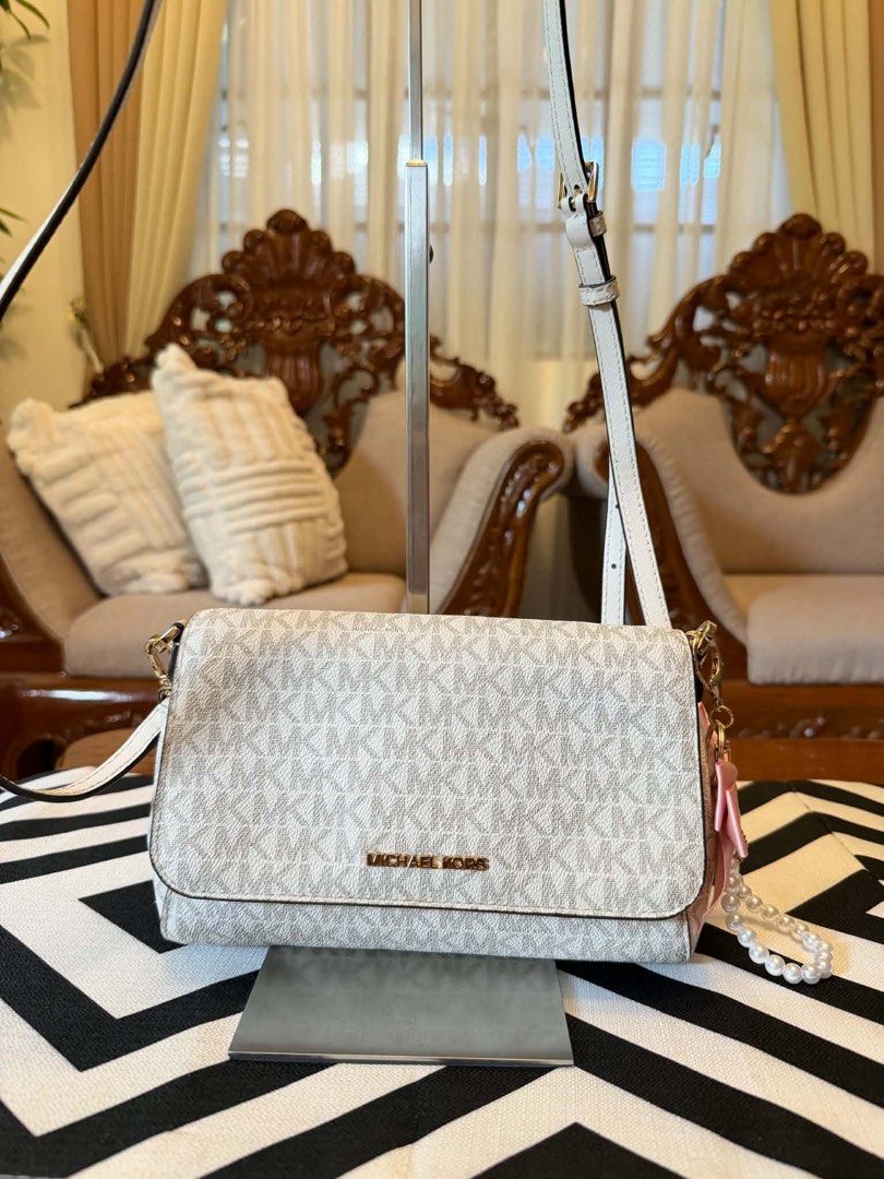 Michael Kors White MK Monogram Crossbody Bag (Category: Cross-body Bags) located in Santiago. Submitted by yrellagnoihsaf (Listing ID 1467851499, Image 1). Description: Michael Kors Medium Logo Convertible Crossbody Bag in the vanilla print pattern. ✅ AUTHENTIC ✅ ALMOST NEW MINIMAL SIGNS OF USAGE ✅ L 79” H 6” W 2” ✅ BODY BAG ADJUSTABLE STRAP ❤️accessories not included Pm me for details ❣️❣️❣️ .