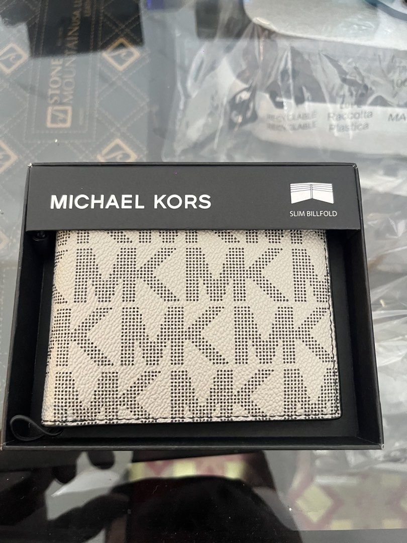 Micheal Kors Monogram Wallet (Category: Luxury Bags & Wallets) located in Camalaniugan. Submitted by anarchymonopoly052128 (Listing ID 1467866052, Image 1). Description: .