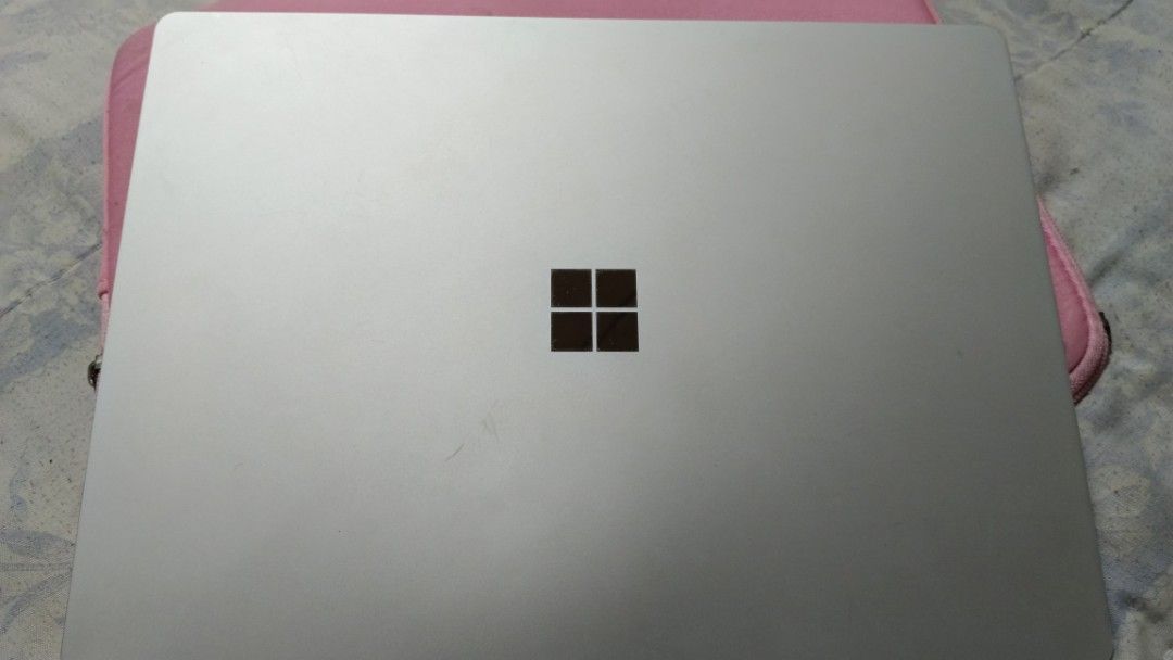 Microsoft Surface Laptop (Category: Laptops & Notebooks) located in Mandaluyong City. Submitted by yssaykd (Listing ID 1467842317, Image 1). Description: FOR SALE MICROSOFT SURFACE LAPTOP (1st gen surface) 💸 PRICE: 13,000 💸 (open for nego if sure buyer) key specifications: • Touch screen • Windows 10 Pro (installed on 2023) • Processor: Intel Core i5-7200U @ 2.50GHz (2.71 GHz) • Installed RAM: 8.00 GB • Graphics Card: Intel HD Graphics 620 (128