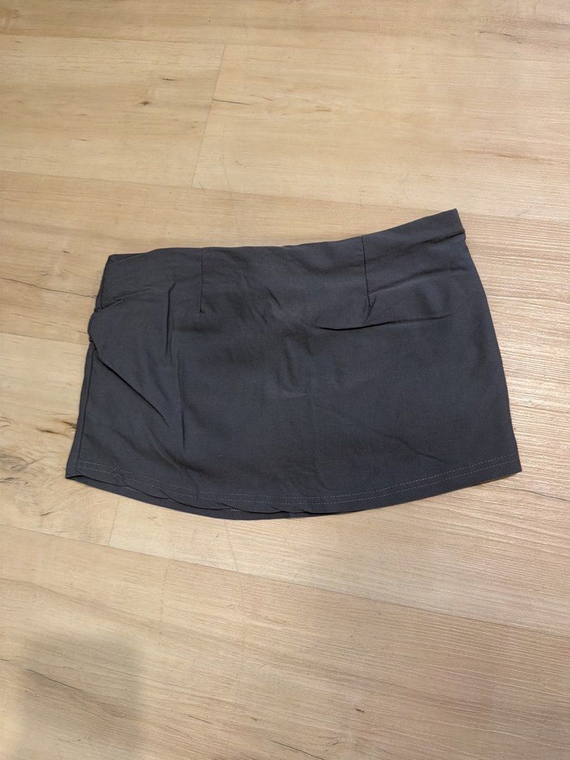 mini gray skort (Category: Activewear) located in Manila. Submitted by _____car0usell (Listing ID 1467951440, Image 2). Description: fits xxs-xs used twice.