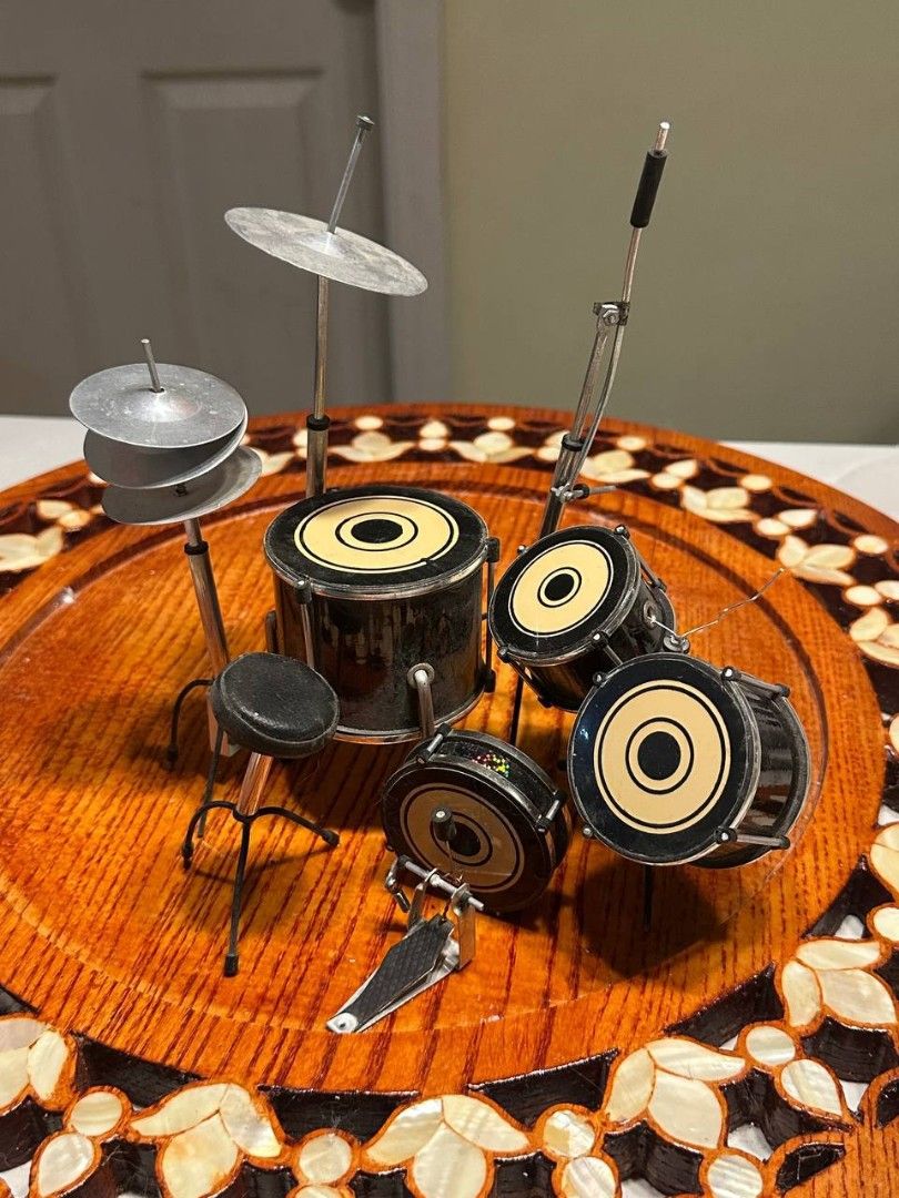 Miniature drum set (Category: Vintage Collectibles) located in Quezon City. Submitted by michypeachyy1 (Listing ID 1467907620, Image 1). Description: 850 plus shipping.