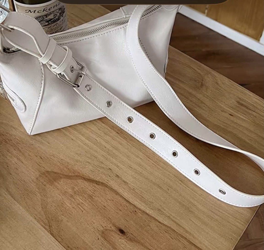 Minimalist White Leather Shoulder Bag (Category: Announcements) located in Manila. Submitted by ashbub200302708 (Listing ID 1467889531, Image 2). Description: Brand new never been used bought in tiktok shop di na nagagamit benta na lang .