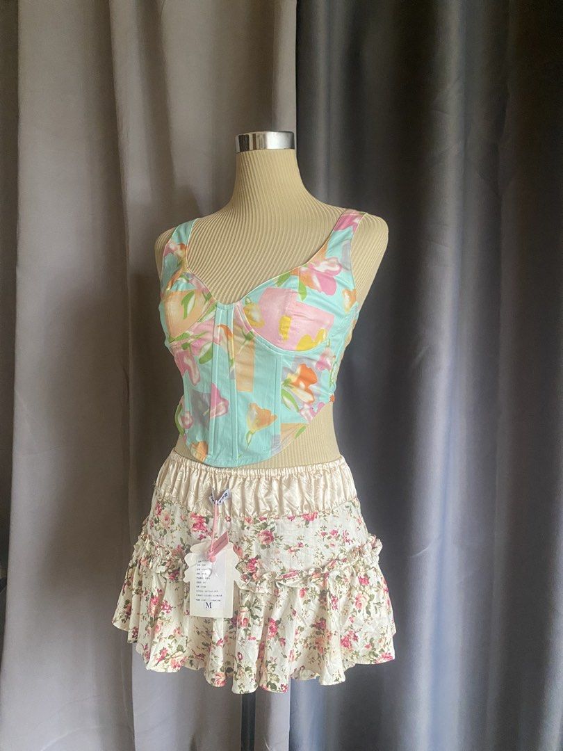 Glassons Mint Floral Lace Up Corset Top (Category: Sleeveless) located in Cagayan de Oro. Submitted by curated_closetph (Listing ID 1467938448, Image 2). Description: — Size : XS -S — Color: Mint Green / Multicolor — Vibrant floral print on a mint green base — Sweetheart neckline with underwire cups — Structured boning for waist shaping — Wide shoulder straps with adjustable back sliders — Adjustable lace-up back closure — Curved dip hem for a fl