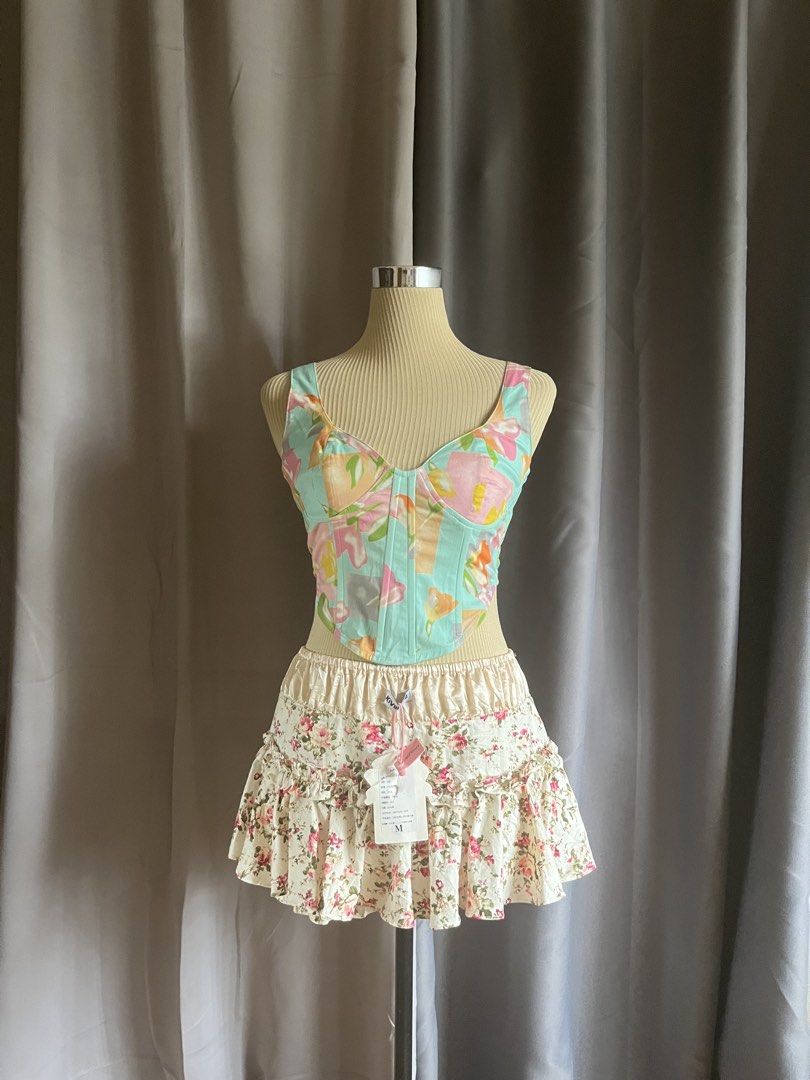 Glassons Mint Floral Lace Up Corset Top (Category: Sleeveless) located in Cagayan de Oro. Submitted by curated_closetph (Listing ID 1467938448, Image 1). Description: — Size : XS -S — Color: Mint Green / Multicolor — Vibrant floral print on a mint green base — Sweetheart neckline with underwire cups — Structured boning for waist shaping — Wide shoulder straps with adjustable back sliders — Adjustable lace-up back closure — Curved dip hem for a fl