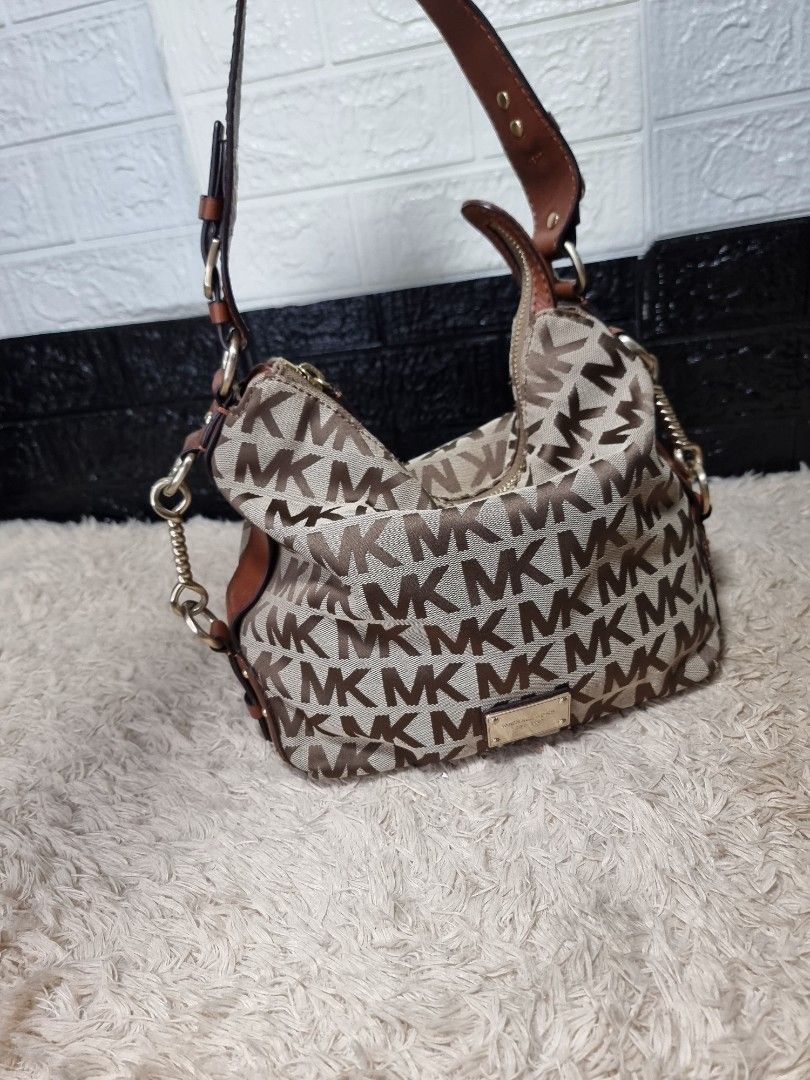 MK signature kili Bag (Category: Luxury Bags & Wallets) located in Bugallon. Submitted by preloverelove07 (Listing ID 1467849137, Image 3). Description: Pangasinan Authentic Free shipping issue crackings medium.