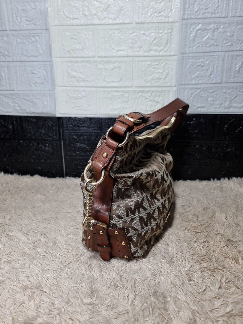 MK signature kili Bag (Category: Luxury Bags & Wallets) located in Bugallon. Submitted by preloverelove07 (Listing ID 1467849137, Image 2). Description: Pangasinan Authentic Free shipping issue crackings medium.