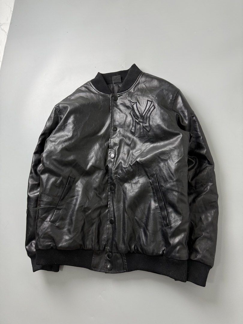 Mlb (Category: Coats, Jackets and Outerwear) located in Pila. Submitted by villanueva80826 (Listing ID 1467981116, Image 3). Description: Mlb leather bomber jacket Size:large •Width:23 •Length:27 •Condition:9/10 •Color rate:9/10 Mine:400 +Shipping fee Issue:sign of usage on some leather see pic Still in good for psg condition Still wearable .