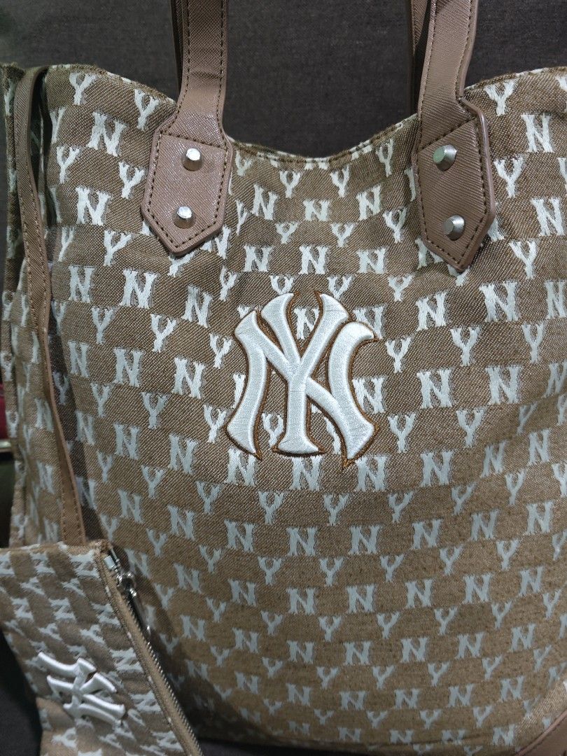 MLB large tote bag w/wallet (Category: Shoulder Bags) located in Pili. Submitted by zaneombao03491 (Listing ID 1467984440, Image 2). Description: .