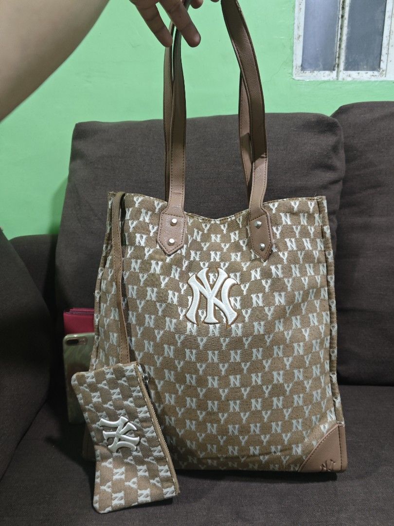 MLB large tote bag w/wallet (Category: Shoulder Bags) located in Pili. Submitted by zaneombao03491 (Listing ID 1467984440, Image 1). Description: .