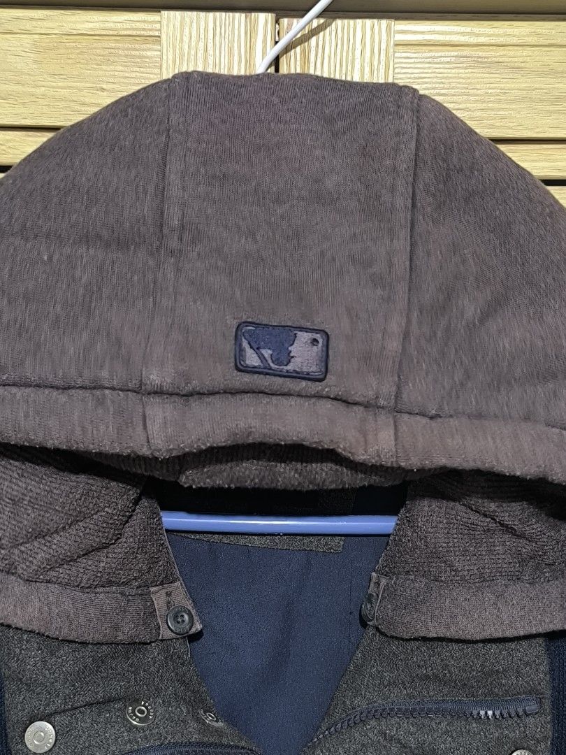MLB New York Yankees puffer jacket (Category: Coats, Jackets and Outerwear) located in Silay City. Submitted by jplmnop (Listing ID 1467846112, Image 3). Description: dimes: 25x29 good as new slightly negotiable.