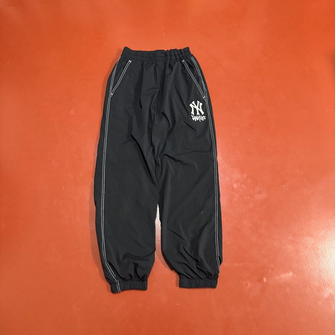 MLB NY YANKEES WOVEN PANTS (Category: Babies & Kids Fashion) located in Pasig City. Submitted by buzzthrifty (Listing ID 1467975993, Image 2). Description: SIZE 24-30WAIST 33"LENGTH EXCELLENT CONDITION .