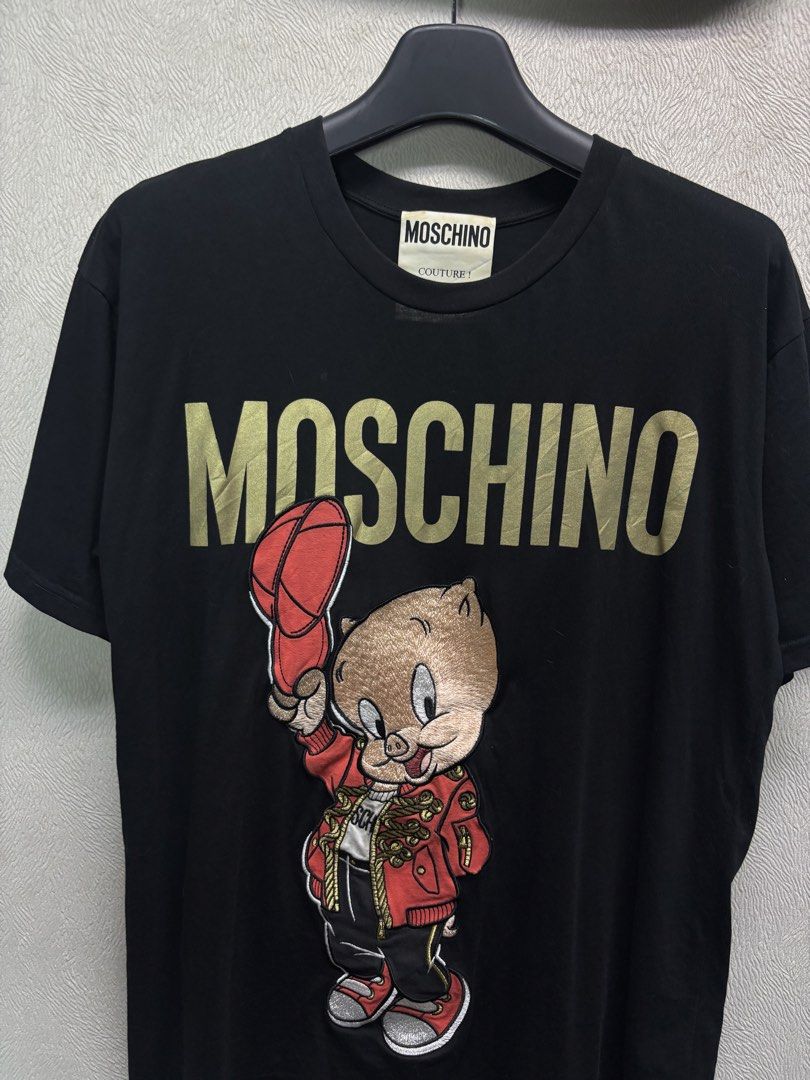Moschino Shirt (Category: Tshirts & Polo Shirts ) located in Baybay. Submitted by thrift.ed2023 (Listing ID 1468019360, Image 2). Description: Moschino Shirt Large 21x28 No Issue Goof as New.