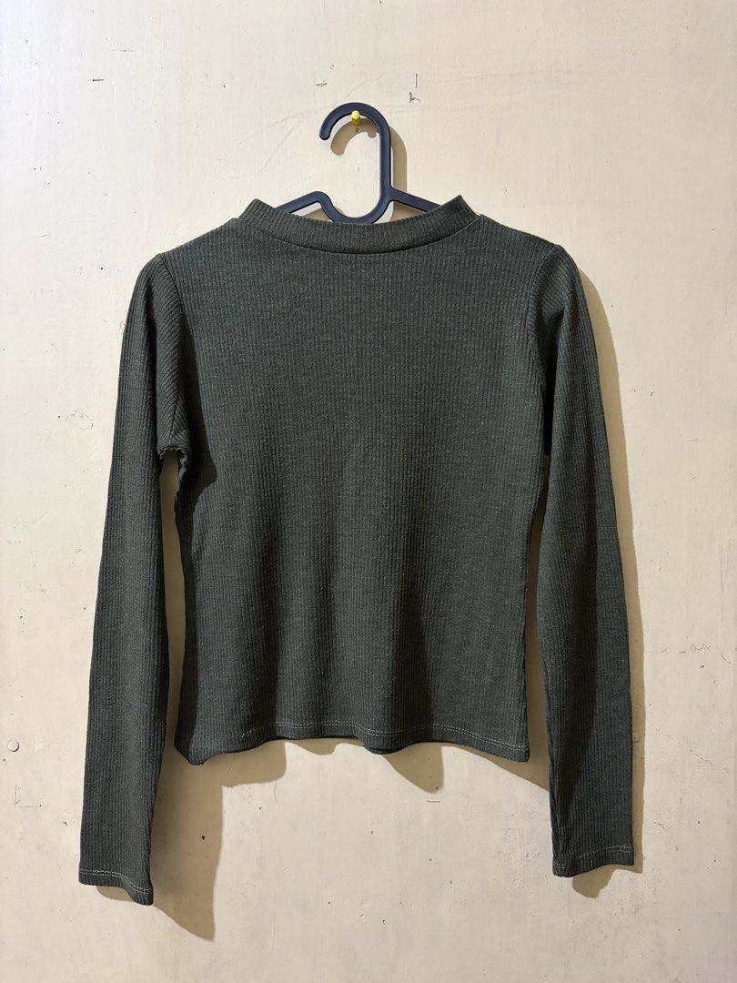 Monica Geller Moss Green Mock Neck Turtle Neck Long Sleeves (Category: Longsleeves) located in Manila. Submitted by fairyclub (Listing ID 1467936136, Image 1). Description: measurements (when laid flat) ⟡ length: 18 inches ⟡ shoulder: 13.5 inches ⟡ arm sleeves: 22.2 inches sizing: fits xxs-small rfs: decluttering for q’s & offers, send us a message here or through our ig @frootcandy! 𐔌՞ ܸ.ˬ.ܸ՞𐦯 helping tags: long sleeve, turtle neck, layering o