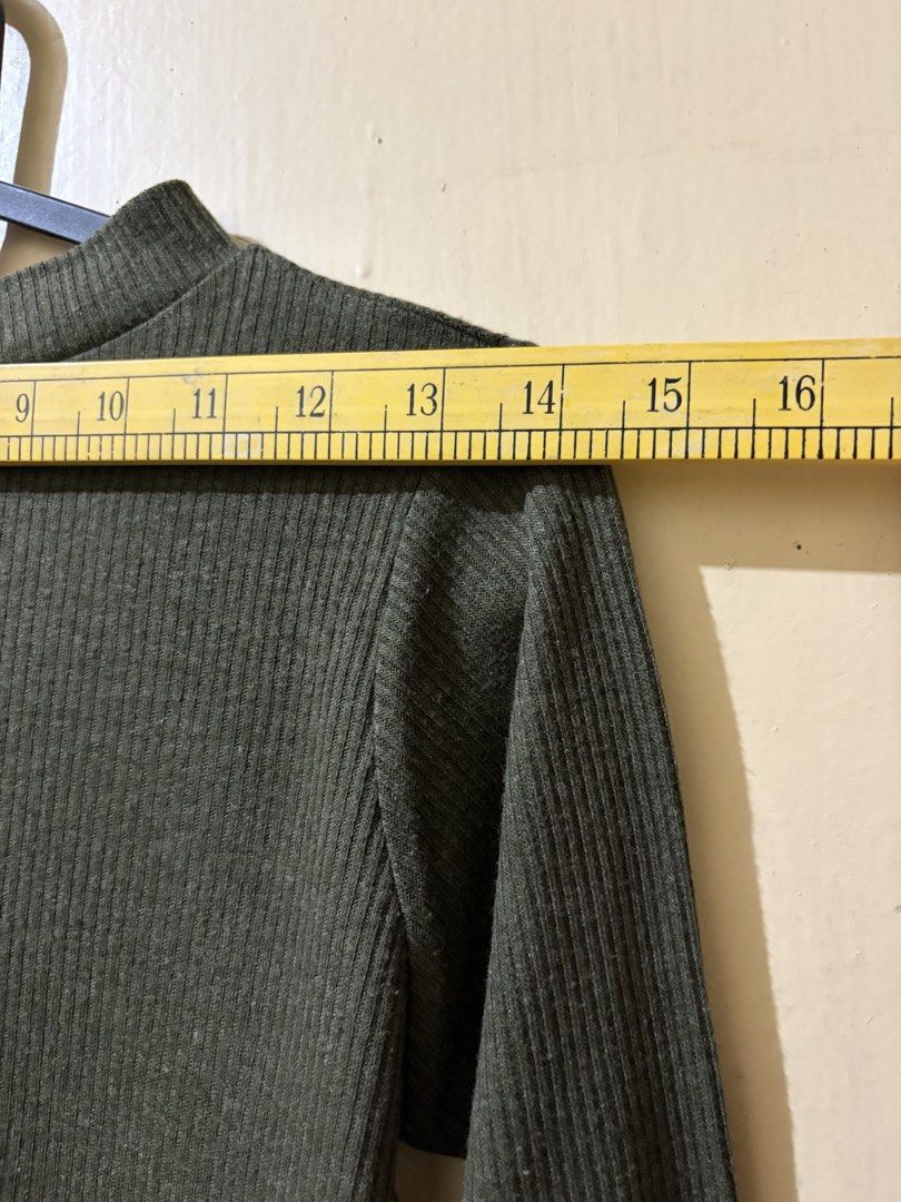Monica Geller Moss Green Mock Neck Turtle Neck Long Sleeves (Category: Longsleeves) located in Manila. Submitted by fairyclub (Listing ID 1467936136, Image 3). Description: measurements (when laid flat) ⟡ length: 18 inches ⟡ shoulder: 13.5 inches ⟡ arm sleeves: 22.2 inches sizing: fits xxs-small rfs: decluttering for q’s & offers, send us a message here or through our ig @frootcandy! 𐔌՞ ܸ.ˬ.ܸ՞𐦯 helping tags: long sleeve, turtle neck, layering o