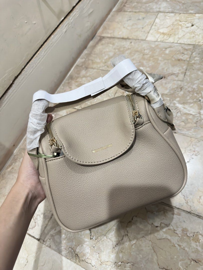 Mossdom Shoulder Bag (Category: Shoulder Bags) located in Quezon City. Submitted by brokeahhgirl (Listing ID 1467910365, Image 2). Description: No issue With plastic and dustbag.